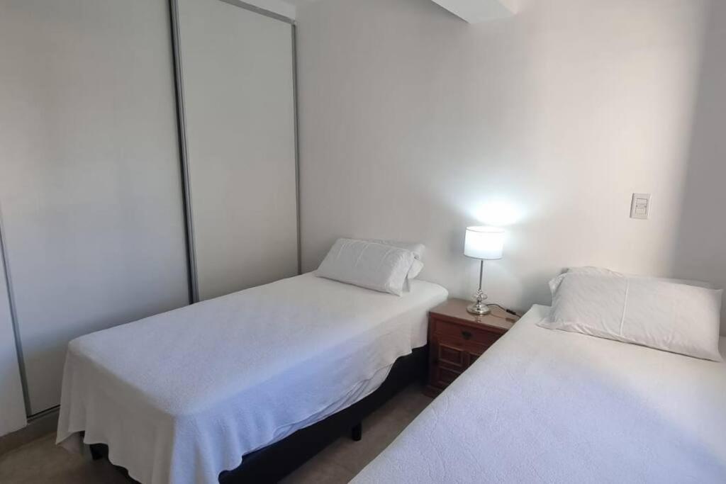 Apartamento Luminoso, Amplio Y Bien Ubicado! *