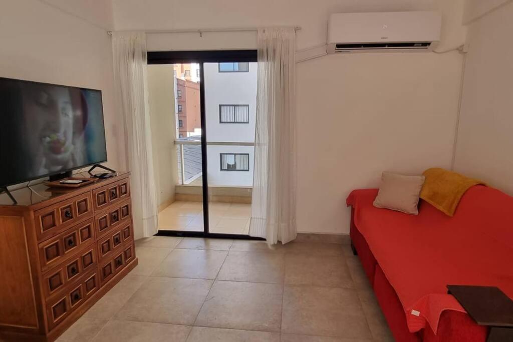Apartamento Luminoso, Amplio Y Bien Ubicado! *
