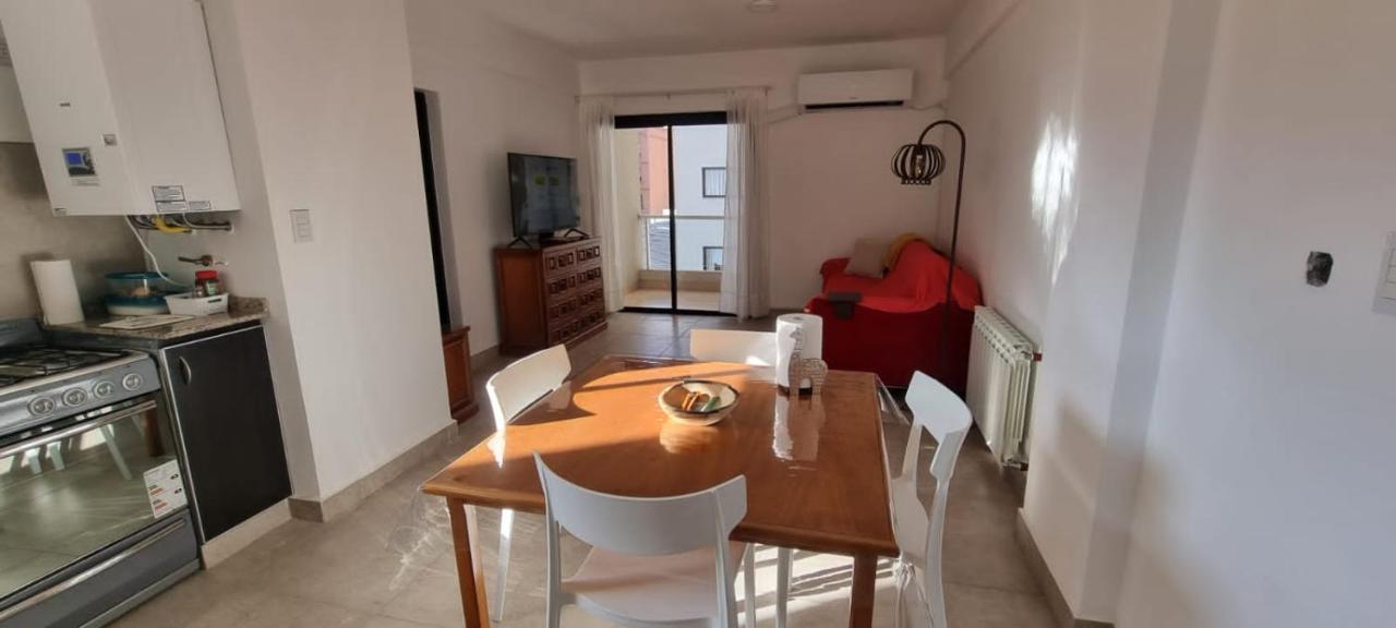 Apartamento Luminoso, Amplio Y Bien Ubicado! *