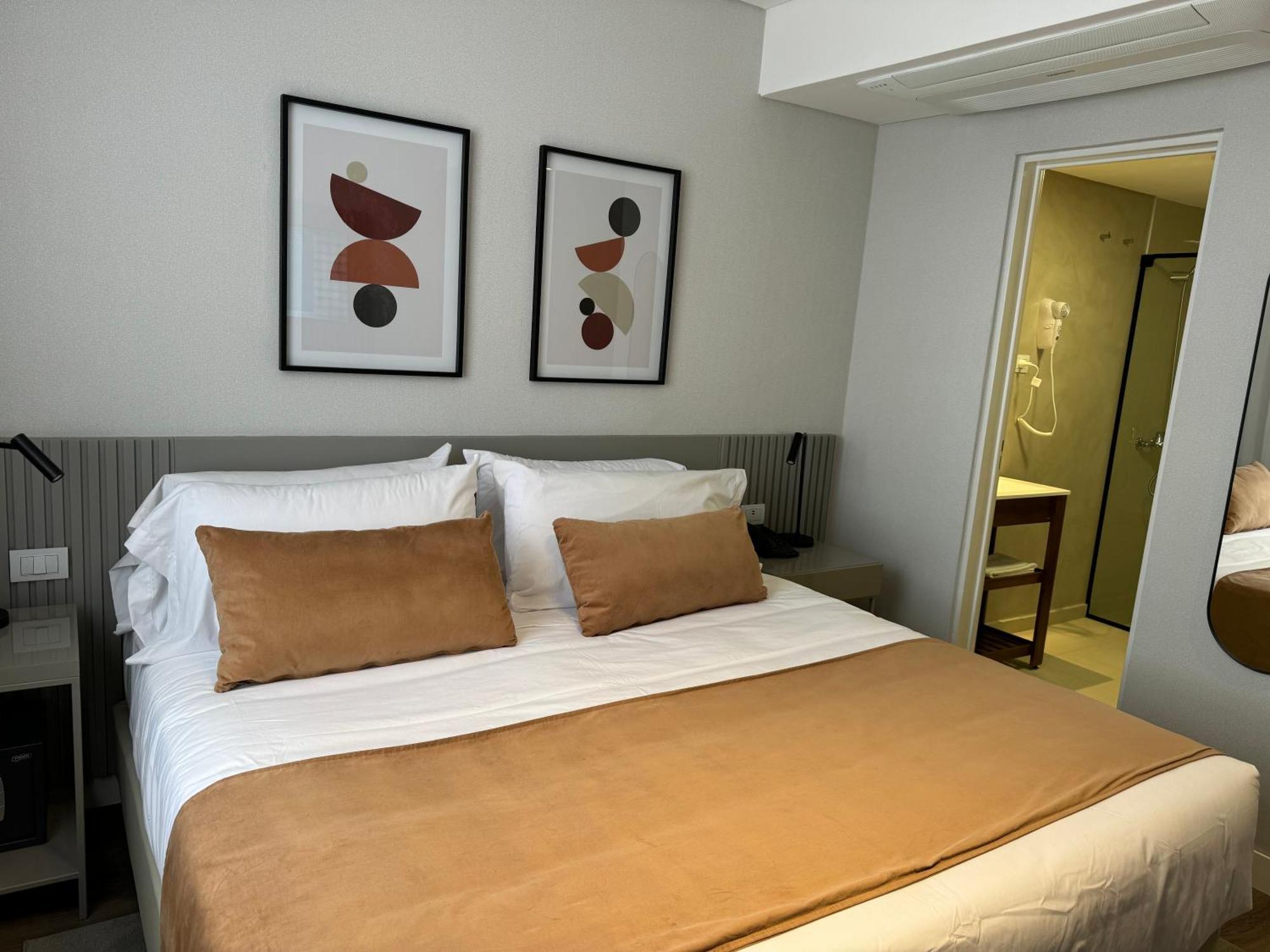 Hotel Guemes & 4*
