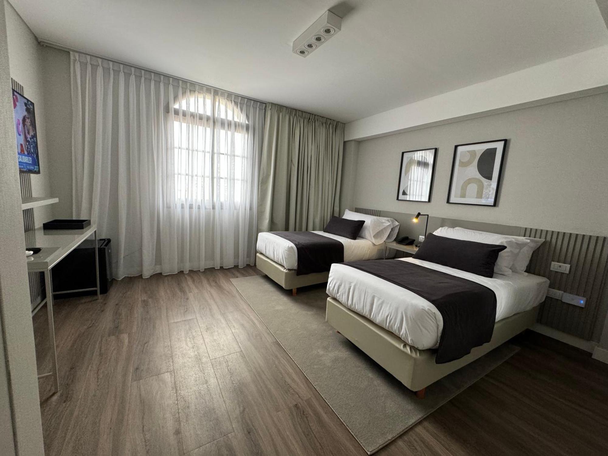 Hotel Guemes & 4*
