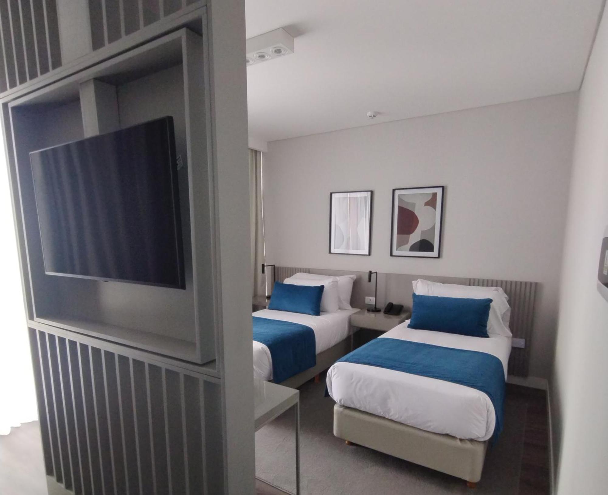 Hotel Guemes & 4*