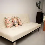 Departamento en calle principal, cómodo, hasta 4.