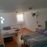 Mi Casa, Su Casa