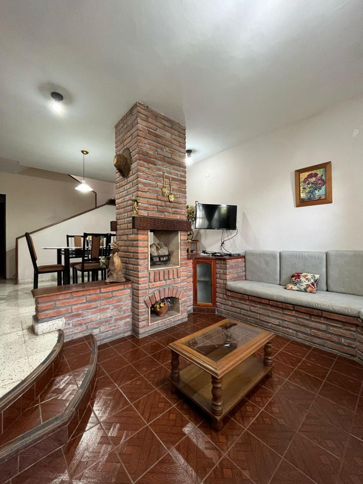 Casa Grand Bourg Con Magnífica Vista Y Pileta