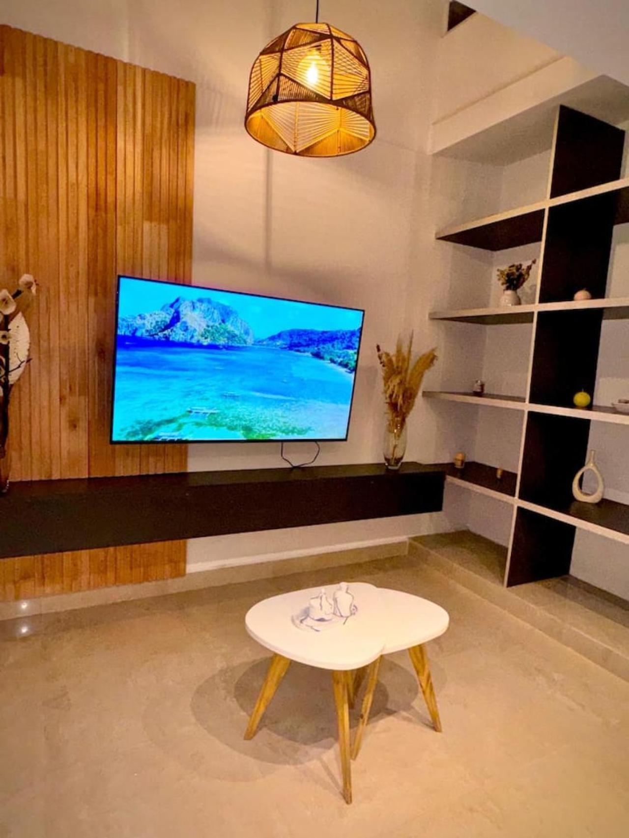 Casa Espectacular Con 3 En De Lujo, 4 Banos, Patio Al Aire Libre Con Jacuzzi Y Ubicacion Perfecta A 3 Cuadras De La Plaza B Salta