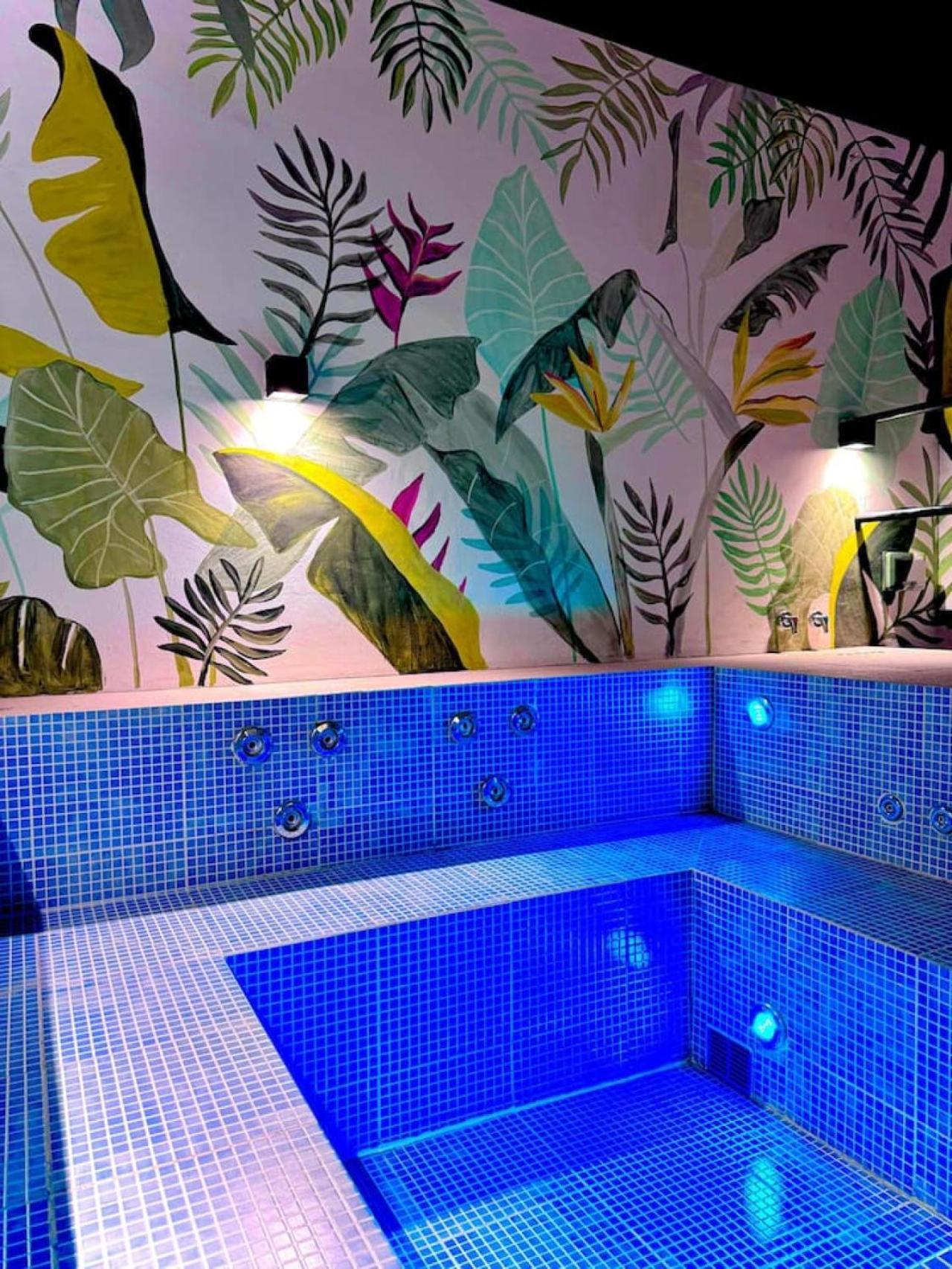 Casa Espectacular Con 3 En De Lujo, 4 Banos, Patio Al Aire Libre Con Jacuzzi Y Ubicacion Perfecta A 3 Cuadras De La Plaza B Salta