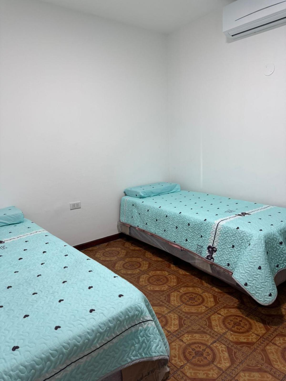 Flores Hostal *