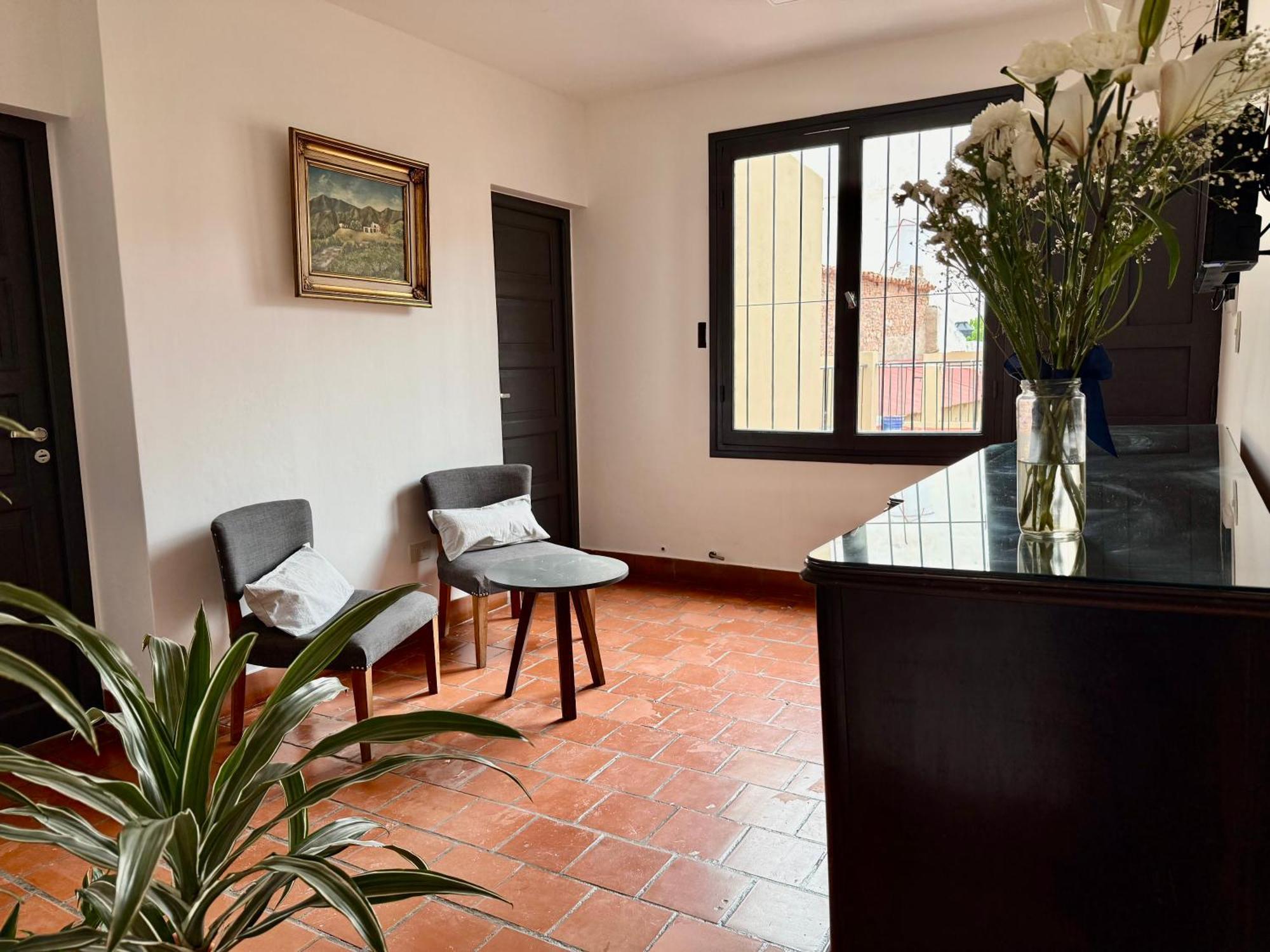 Clivias Hostal *