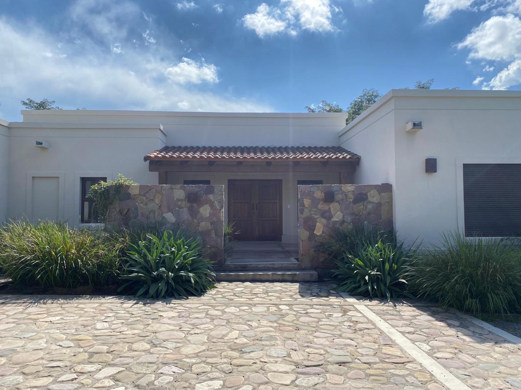 Villa Acogedora Y Amplia Casa En Salta!