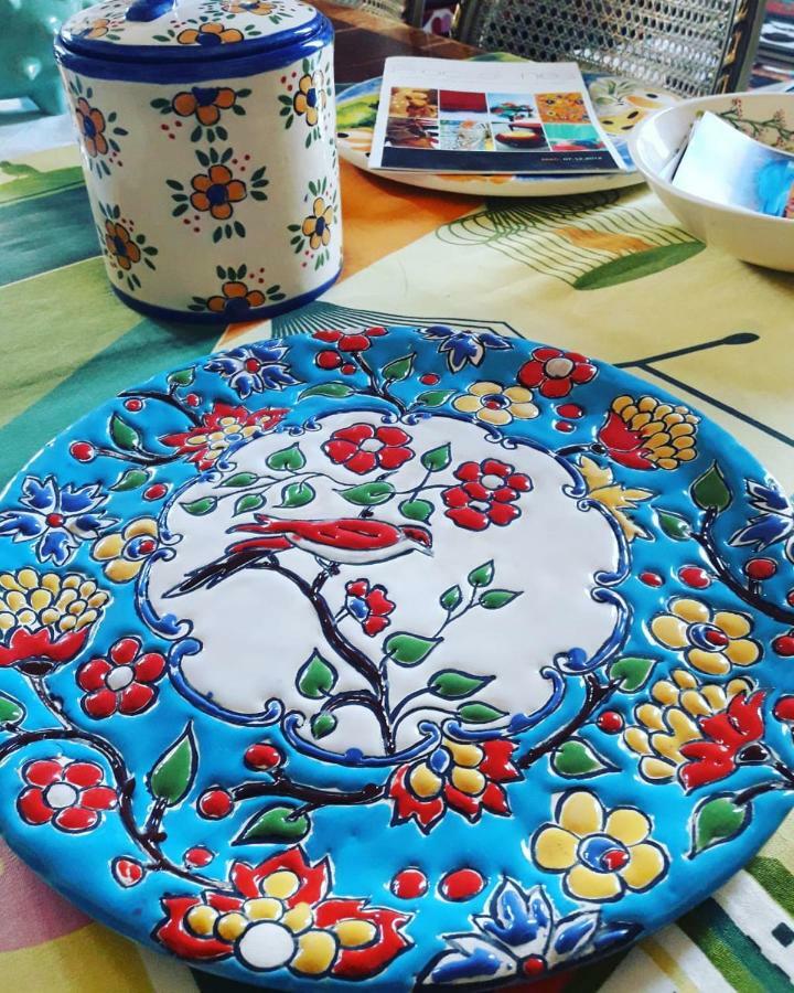 Con Encanto, Espacio Mundano