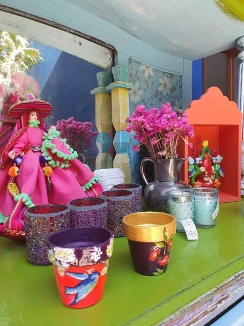 Con Encanto, Espacio Mundano